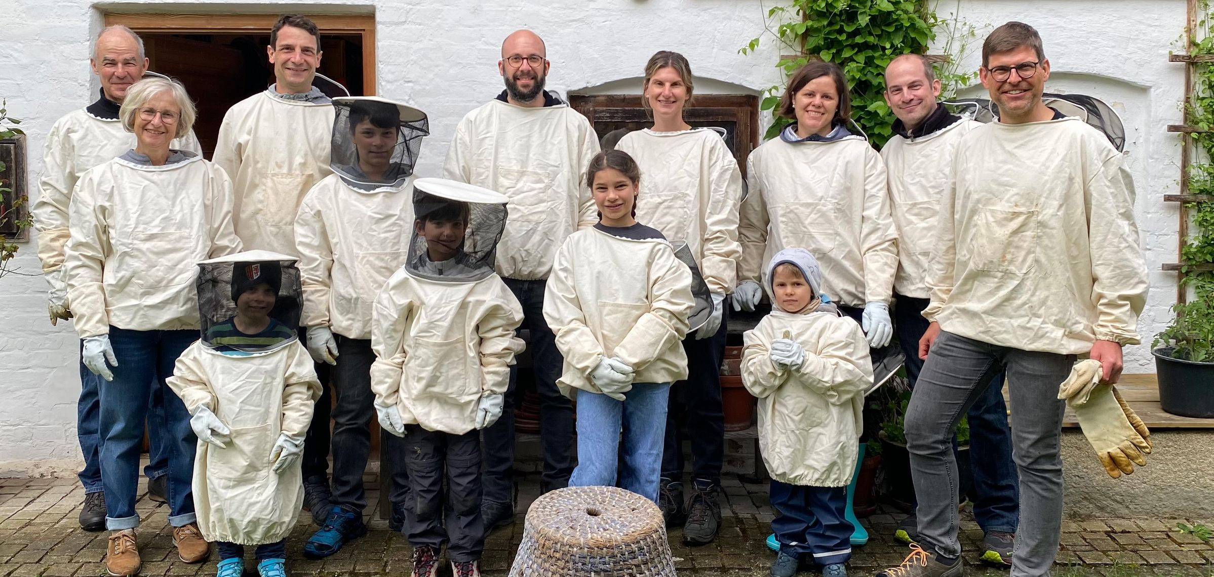 Zahlreiche interessierte Besucher waren beim Praxis-Info-Tag „Bees and Trees in Rottenstuben“ beim Imker und Bund-Naturschutz-Mitglied Matthias Röckl (rechts) mit dabei.