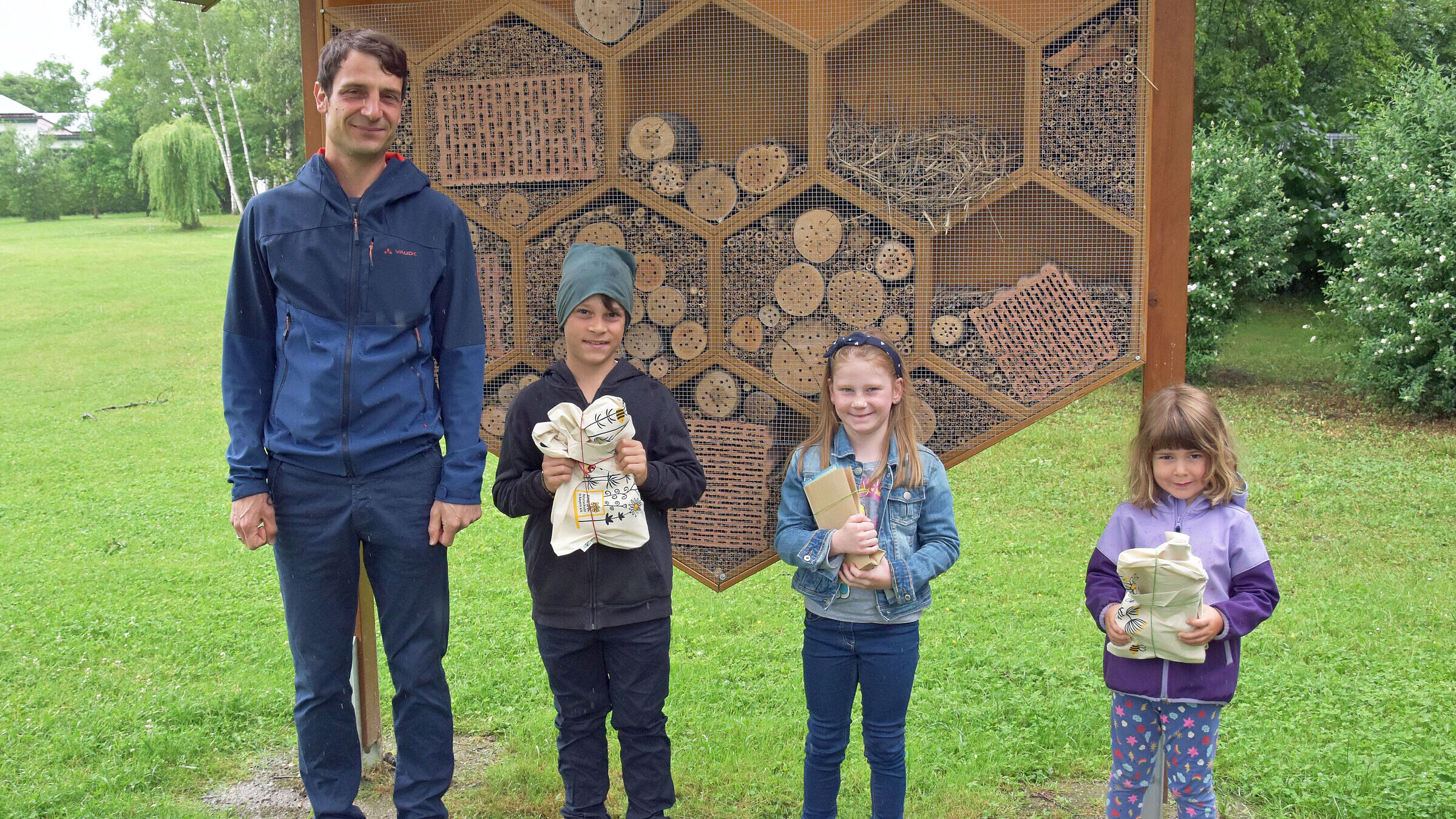 Bei der Preisverleihung (v. links): Vorsitzender Philipp Schoske und die Preisträger Moritz Schoske, Maja Wimmer und Annemarie Gahn.