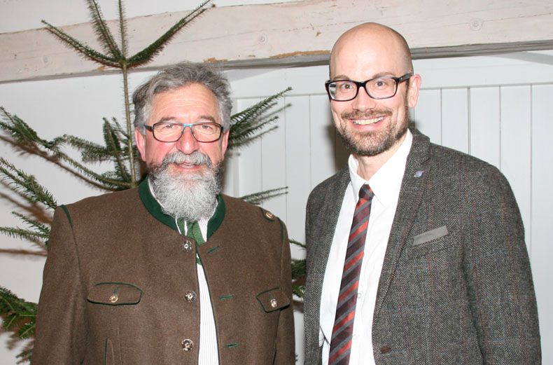 Kreisvorsitzender Matthias Schmöller (rechts) gratulierte Nikolaus Urban (Klick vergrößert).
